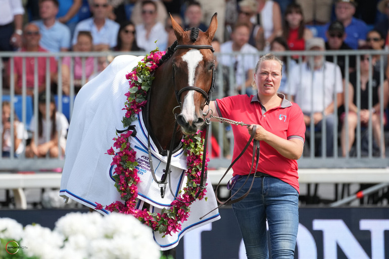 Milan 2023 - Dynamix de Belhêmen championne d'Europe et sa groom Emma  (C) Sportfot